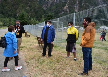 Alcalde de Aysén abordó juntos a vecinos inquietudes deportivas del sector Los Torreones.