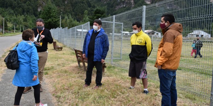 Alcalde de Aysén abordó juntos a vecinos inquietudes deportivas del sector Los Torreones.