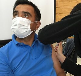 Trabajadores de Puerto Chacabuco recibieron segunda dosis de vacuna SINOVAC.