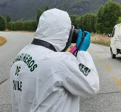 Carabineros de Labocar realiza peritajes tras hallazgo de cadáver en paradero de locomoción colectiva cerca de Mañihuales.