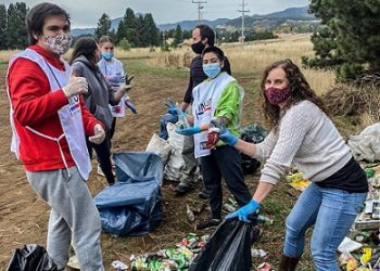 Voluntariado Juvenil INJUV realiza limpieza de áreas verdes.