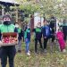 Bajo el sello “educar para la vida” profesores y estudiantes de Mallín Grande realizan proceso para deshidratar frutas.