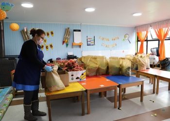 Fundación Integra entrega de materiales educativos y canastas de alimentos de JUNAEB.