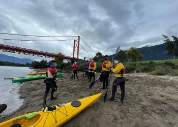 DEM Aysén continúa impulsando actividades para jóvenes con programa Pingüinos al agua.