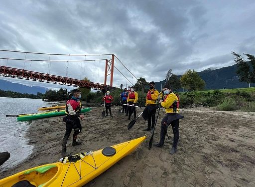 DEM Aysén continúa impulsando actividades para jóvenes con programa Pingüinos al agua.