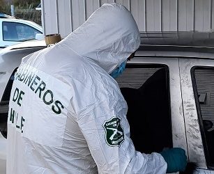 Carabineros de Labocar realiza peritajes a vehículo y armamento incautado tras procedimiento de la Armada en Puerto Cisnes.