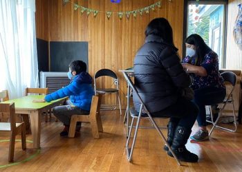 Servicio de Salud Aysén vacuna contra la influenza a niños con TEA y a sus cuidadores.