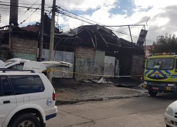 Incendio destruyó dependencias y maquinaria de empresa concesionaria del servicio de recolección de basura de Coyhaique