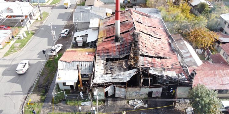 Carabineros de Labocar indaga en origen y causa de incendio que afectó bodega de empresa Gestión Ambiente en Coyhaique
