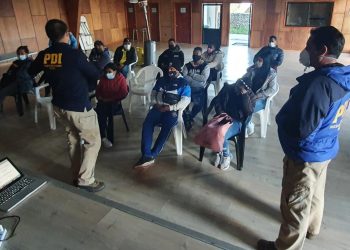 PDI orienta a ciudadanos extranjeros residentes de Melinka sobre nueva Ley de Migraciones