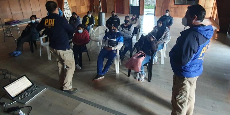 PDI orienta a ciudadanos extranjeros residentes de Melinka sobre nueva Ley de Migraciones