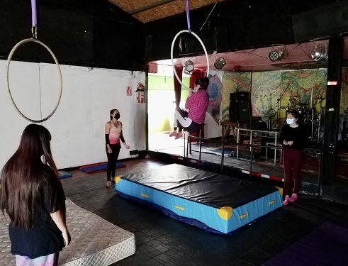 Fondo Participa INJUV: Jóvenes de Puerto Aysén participan en talleres gratuitos de arte circense.