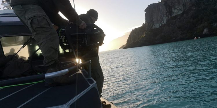 Con avanzada tecnología Carabineros del GOPE continúa búsqueda de ciudadano desaparecido en Lago General Carrera