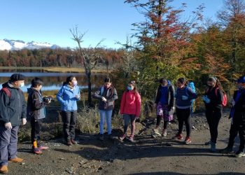 Investigadores de la UACh Campus Patagonia comparten experiencias con comunidades educativas de la cuenta del Lago Chelenko