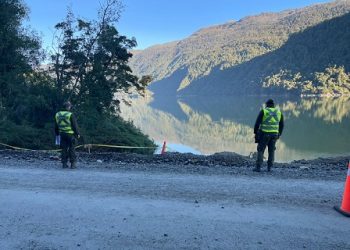 Carabineros y Fiscalía indagan caída de vehículo al canal Puyuhuapi siendo encontrado un cuerpo sin vida en su interior.