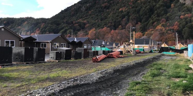 Avanzan obras de instalación eléctrica soterrada para las 22 viviendas de Villa O’Higgins