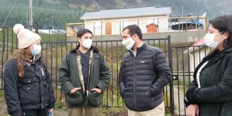 Diputado Calisto y alcalde electo de Coyhaique Carlos Gatica se reúnen con vecinos de ampliación de Villa el Divisadero por demora en el retiro de basura domiciliaria