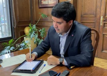 Ministro Isamit firma decreto para unificar el terreno de Escuela España y se avanza en anhelado proyecto de la comunidad