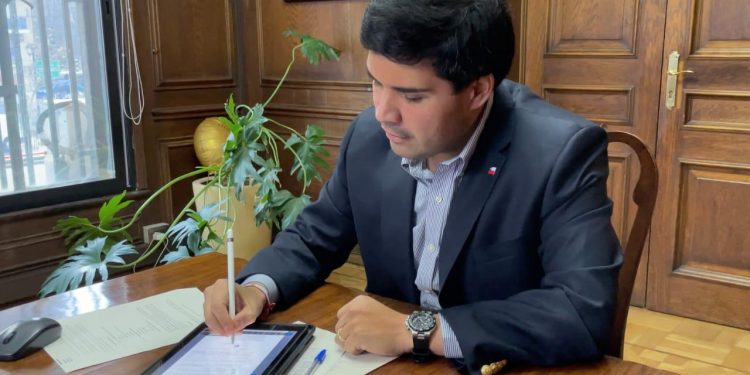 Ministro Isamit firma decreto para unificar el terreno de Escuela España y se avanza en anhelado proyecto de la comunidad