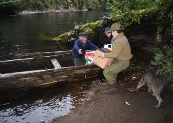 Carabineros de Puerto Aysén trasladó ayuda gestionada con Gobernación en apoyo a solitario poblador del Sector Pangal Alto