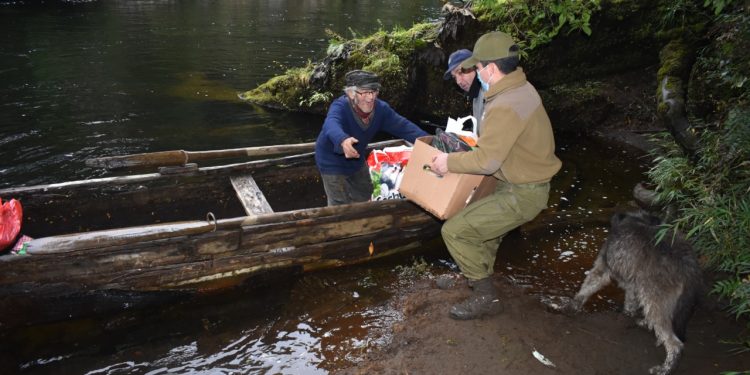 Carabineros de Puerto Aysén trasladó ayuda gestionada con Gobernación en apoyo a solitario poblador del Sector Pangal Alto