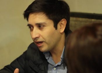 Diputado Calisto realiza gestiones para agilizar entrega de computadores a alumnos de séptimo básico