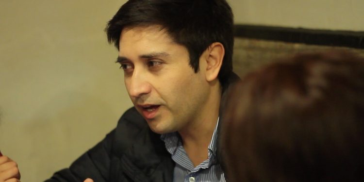 Diputado Calisto realiza gestiones para agilizar entrega de computadores a alumnos de séptimo básico