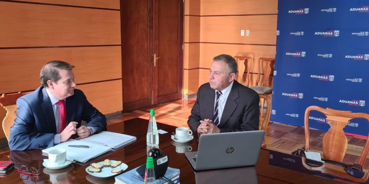 Villa O’Higgins: Alcalde solicitó a Aduanas personal con la idea de impulsar conexión aérea entre la comuna y El Calafate