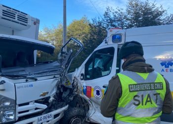 SIAT de Carabineros indaga colisión frontal entre ambulancia y camión en Ruta CH-240
