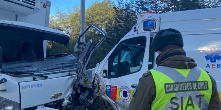 SIAT de Carabineros indaga colisión frontal entre ambulancia y camión en Ruta CH-240