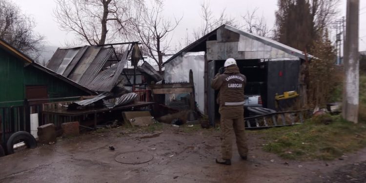 Carabineros indaga incendio estructural y junto a vecinos de Coyhaique realiza evacuación de dos adultos mayores