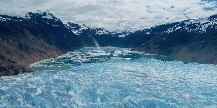 MOP firma convenio de cooperación con el Instituto Chileno de Campos de Hielo para fines científicos