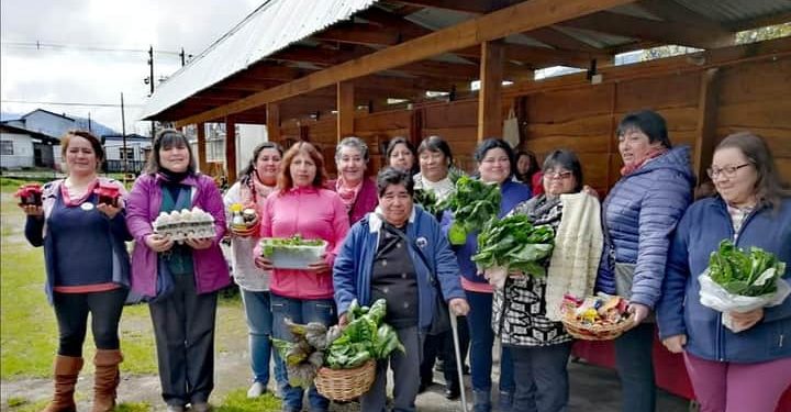 Agrupación de Horticultoras Las Maravillas de Puerto Aysén contará con un espacio gracias a firma de comodato con INDAP permanentemente para comercializar sus productos