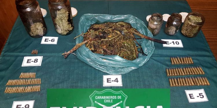 Tras investigación de incendio, Carabineros de Cochrane decomisó cerca de medio kilo de marihuana y munición de diverso calibre