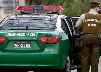 Carabinero del O.S.7 junto a civiles rescatan a adulto mayor desde inmueble en llamas en Coyhaique