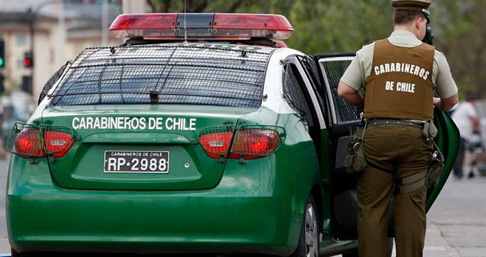 Carabinero del O.S.7 junto a civiles rescatan a adulto mayor desde inmueble en llamas en Coyhaique