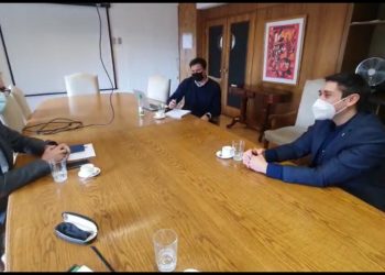 Diputado Calisto se reúne con autoridades de educación por demora en entrega de computadores y déficit de becas