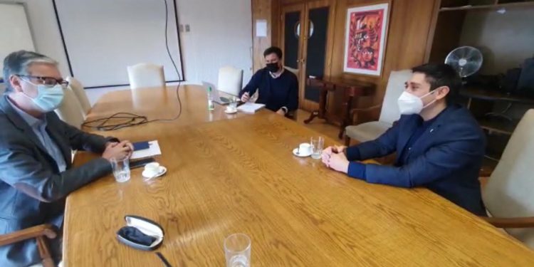 Diputado Calisto se reúne con autoridades de educación por demora en entrega de computadores y déficit de becas