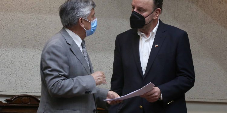 Sandoval insiste en necesidad de continuar pavimentación de ruta 7 sur en encuentro con ministro MOP 