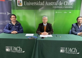 Campus Patagonia UACh y AquaChile firman protocolo de cooperación