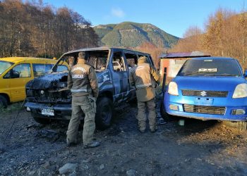 Carabineros de Labocar indaga incendio que afectó a dos vehículos en Coyhaique