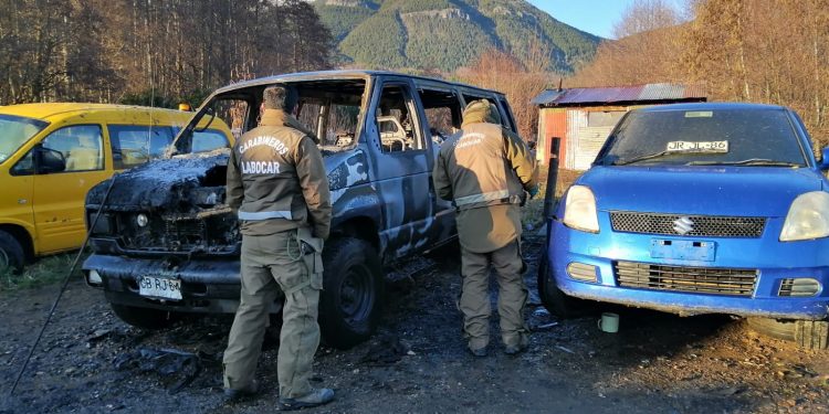 Carabineros de Labocar indaga incendio que afectó a dos vehículos en Coyhaique