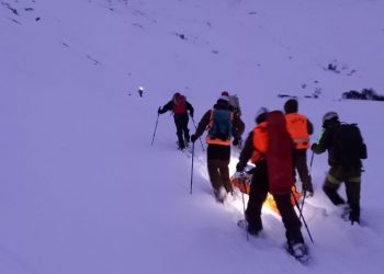 Esfuerzo conjunto entre Carabineros del GOPE Aysén, guías y civiles permitió evacuación de esquiador lesionado en Cerro Castillo