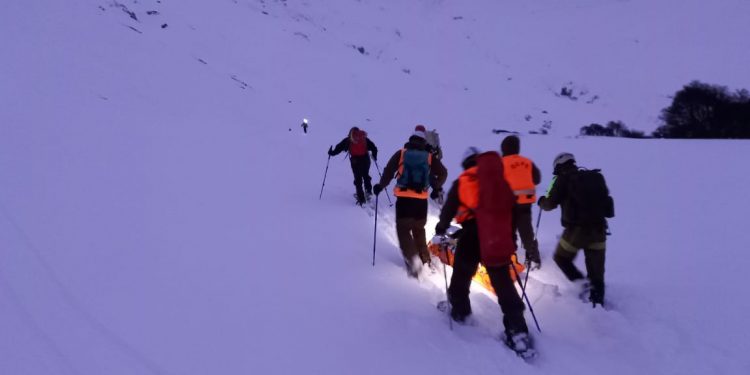 Esfuerzo conjunto entre Carabineros del GOPE Aysén, guías y civiles permitió evacuación de esquiador lesionado en Cerro Castillo