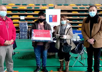 Apoderados contentos con computadores que entrega el Gobierno a estudiantes