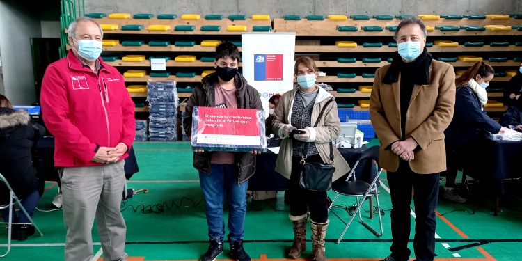 Apoderados contentos con computadores que entrega el Gobierno a estudiantes