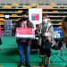Apoderados contentos con computadores que entrega el Gobierno a estudiantes