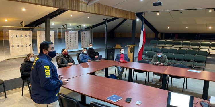 Municipalidad de Aysén y PDI abordan diversos temas medioambientales