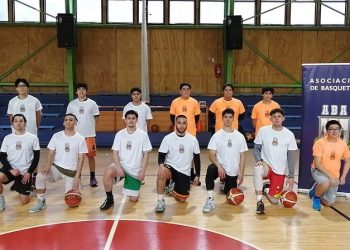 Jóvenes de Puerto Aysén participan en talleres gratuitos de básquetbol financiados por INJUV Aysén