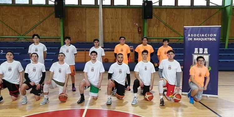 Jóvenes de Puerto Aysén participan en talleres gratuitos de básquetbol financiados por INJUV Aysén